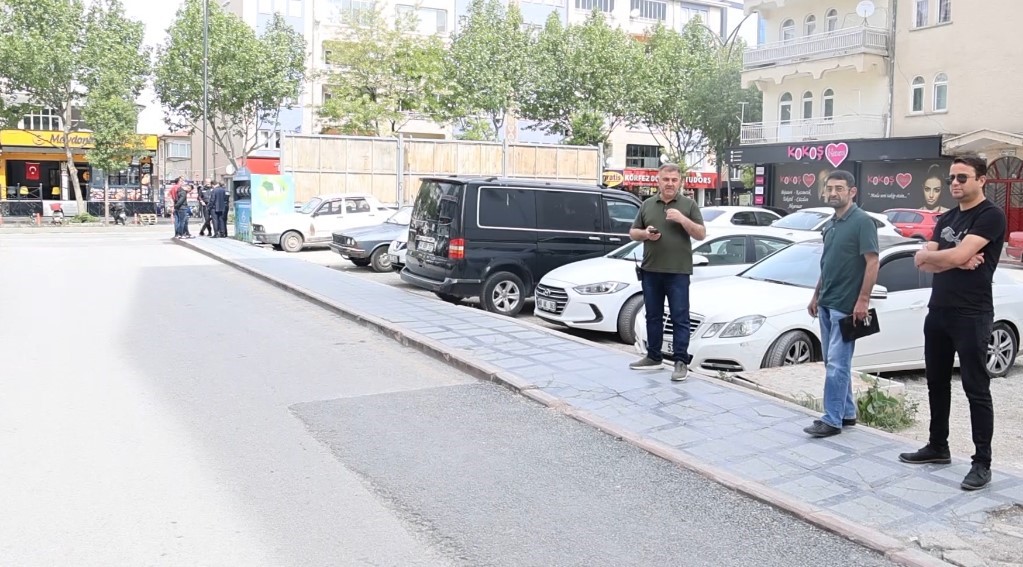 Okul müdürünün öldürülmesi, Kırşehir’de 2 kişi ile protesto edildi
