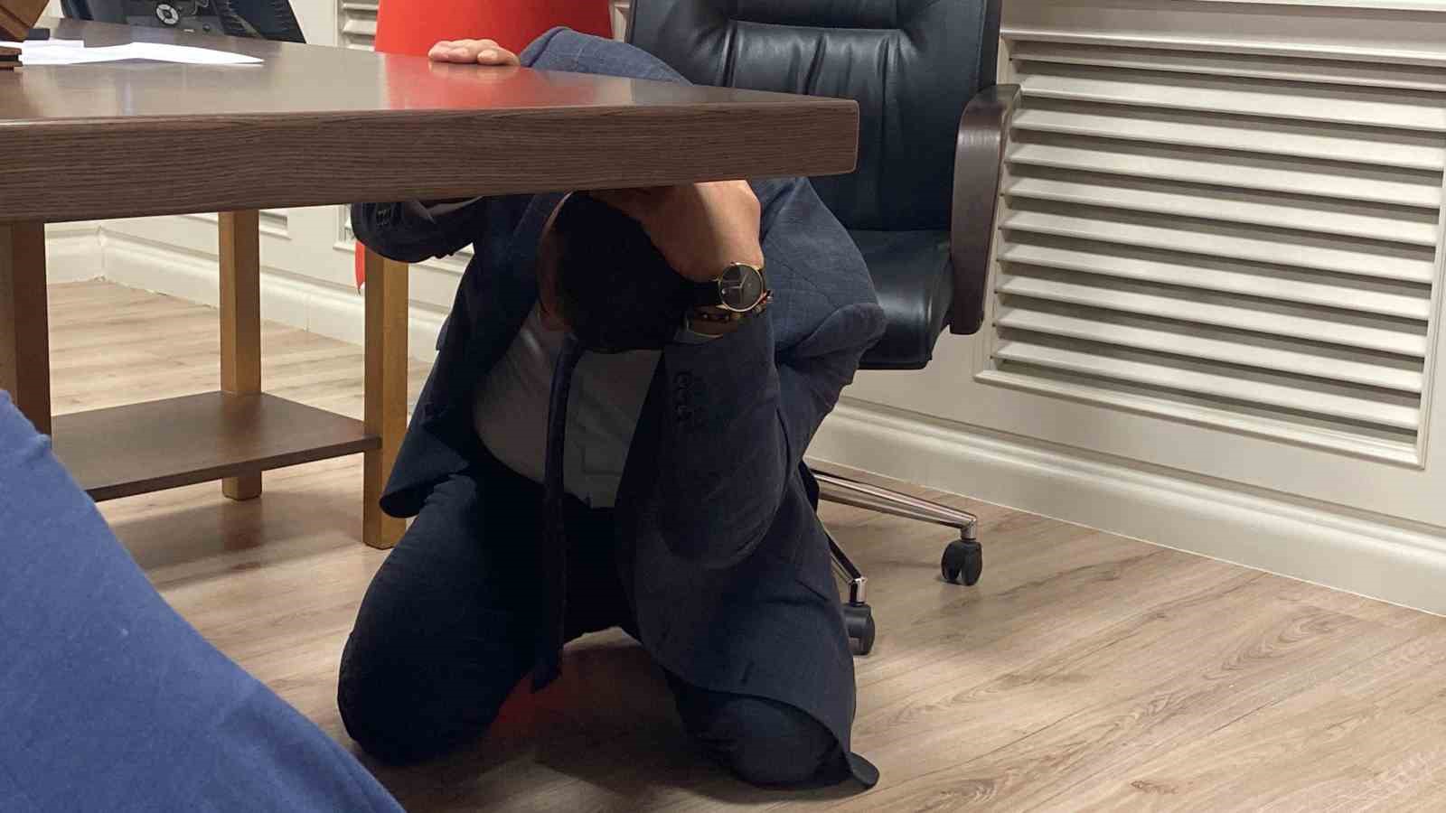 Depremde ilk olarak çök kapan tutun uygulandı 