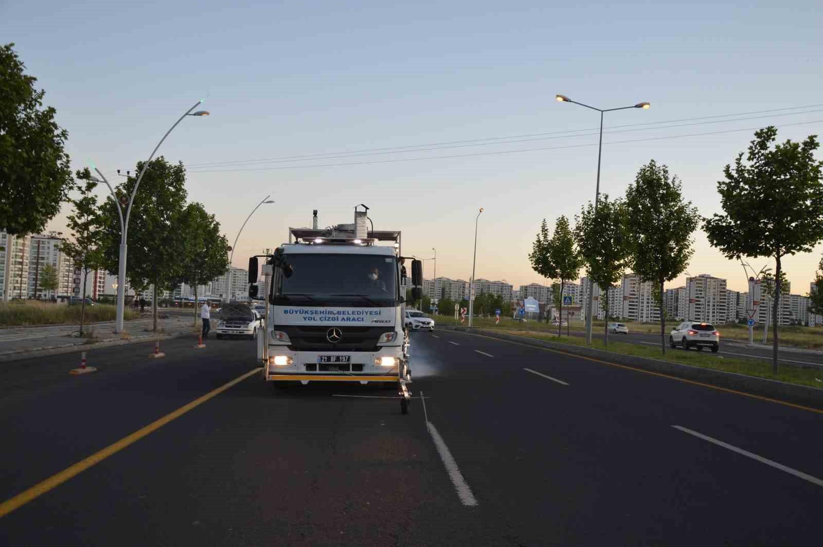 Diyabakır&rsquo;da bulvar ve caddelerde yol &ccedil;izgileri yenileniyor
