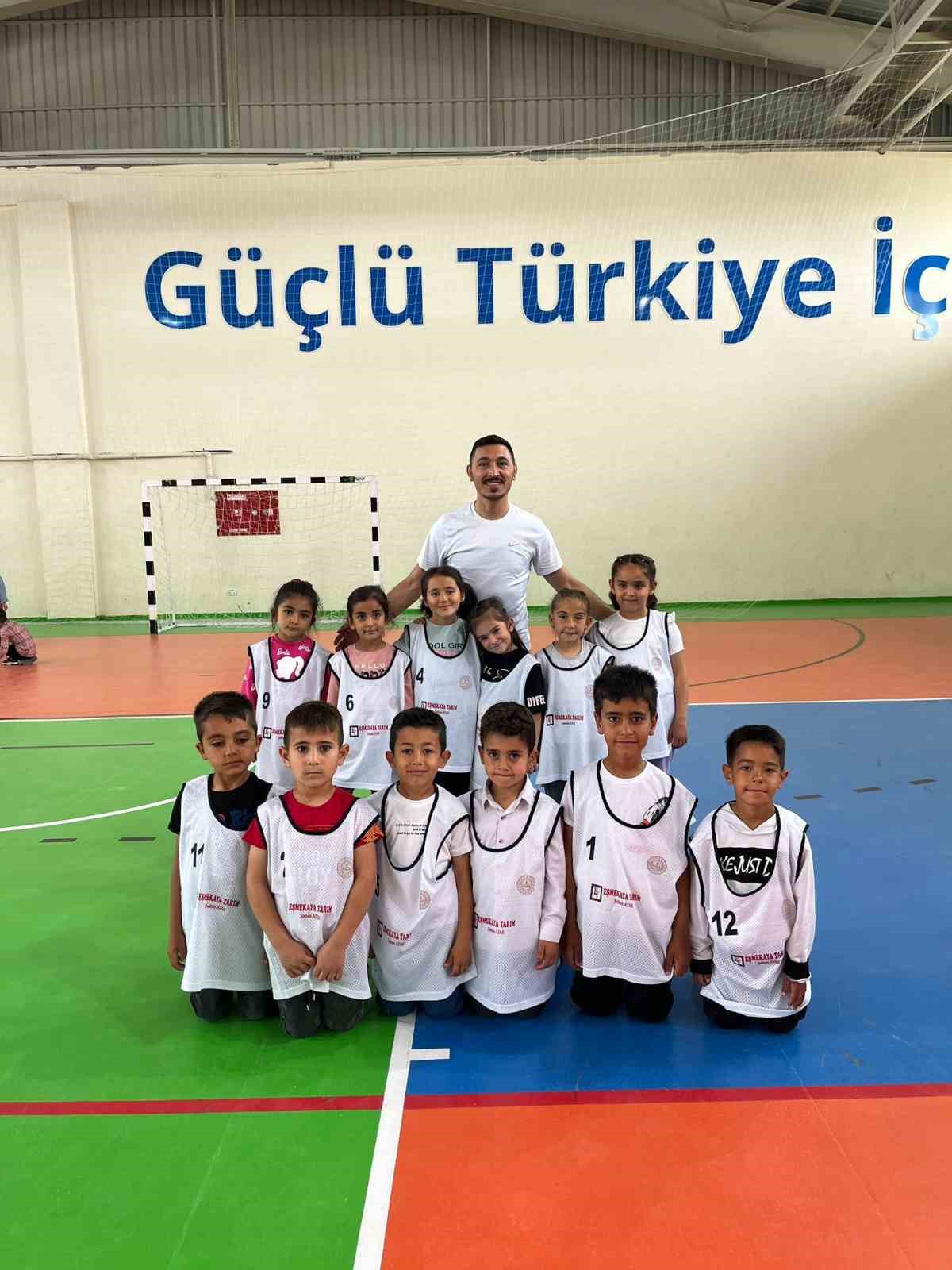 Eskil’de geleneksel çocuk oyunları oynanıyor
