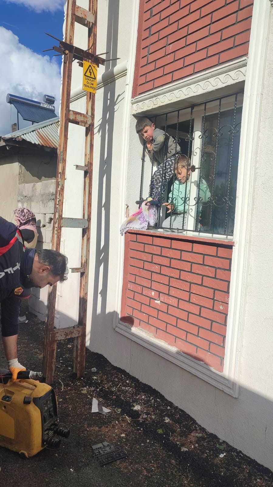 Pencereye sıkışan çocuk itfaiye ekiplerince kurtarıldı
