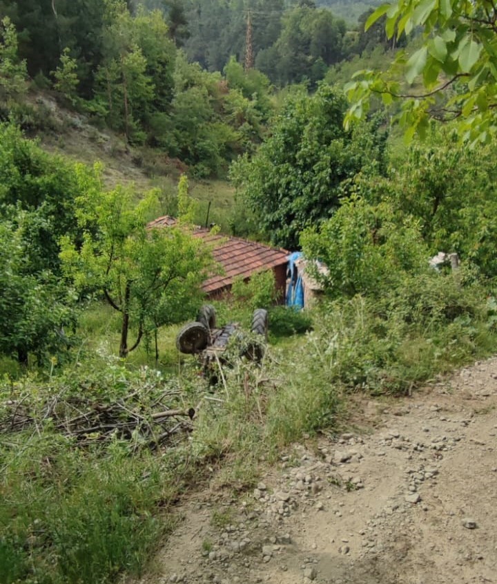 Devrilen trakt&ouml;r&uuml;n s&uuml;r&uuml;c&uuml;s&uuml; yaralandı
