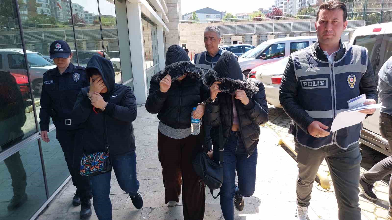 Mağazadan giyim eşyası ve takı &ccedil;alan 3 kız kardeş yakalandı

