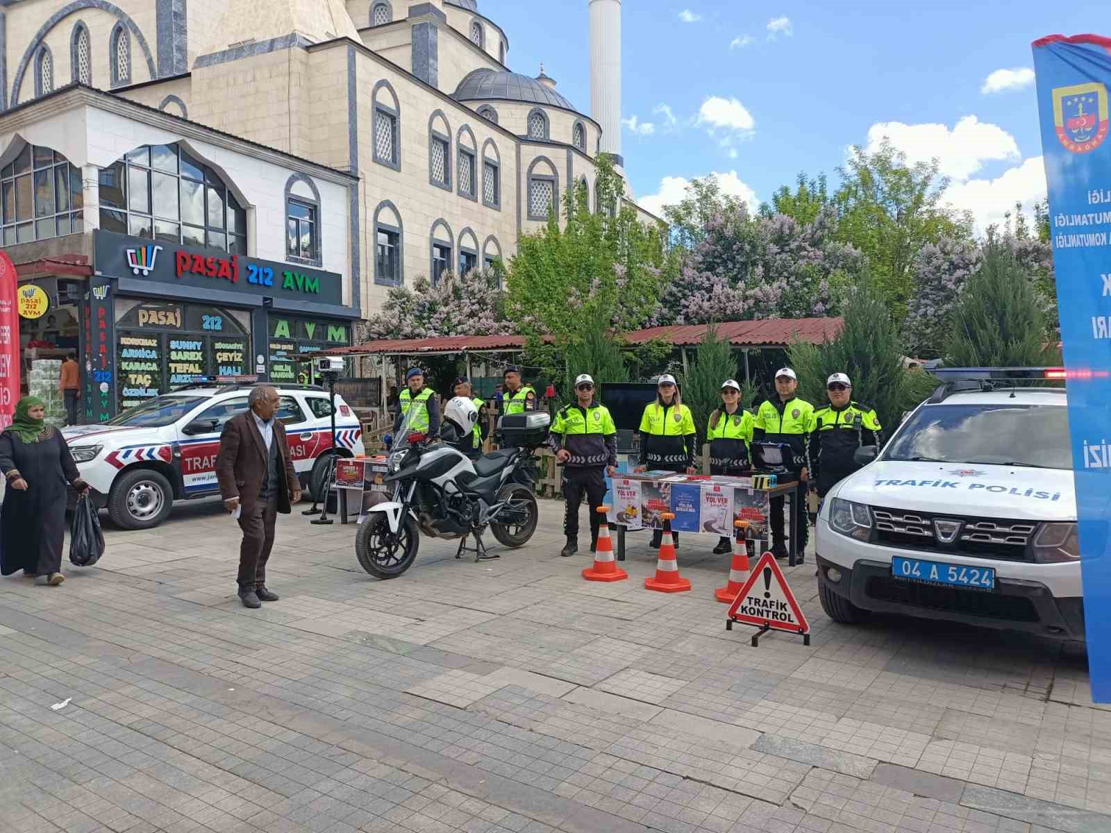 Ağrı’da Trafik Haftası’nda vatandaşlara bilgilendirme
