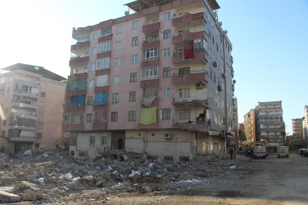 Diyarbakır’da 60 kişinin hayatını kaybettiği Yoldaş Apartmanı davasında müteahhit hakim karşısına çıktı
