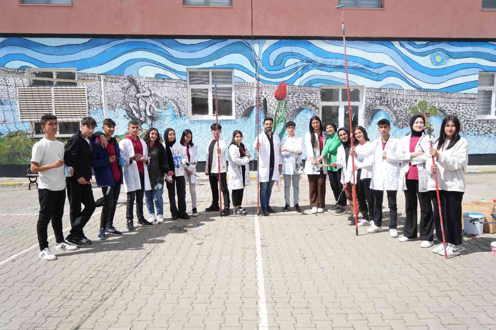 Muşlu öğrenciler okullarının duvarlarını sanat eserine dönüştürdüler

