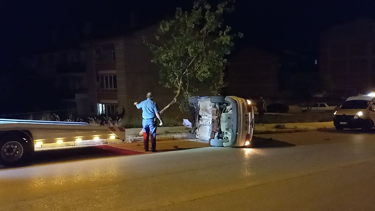 Direksiyon hakimiyetini kaybeden alkollü sürücü takla attı