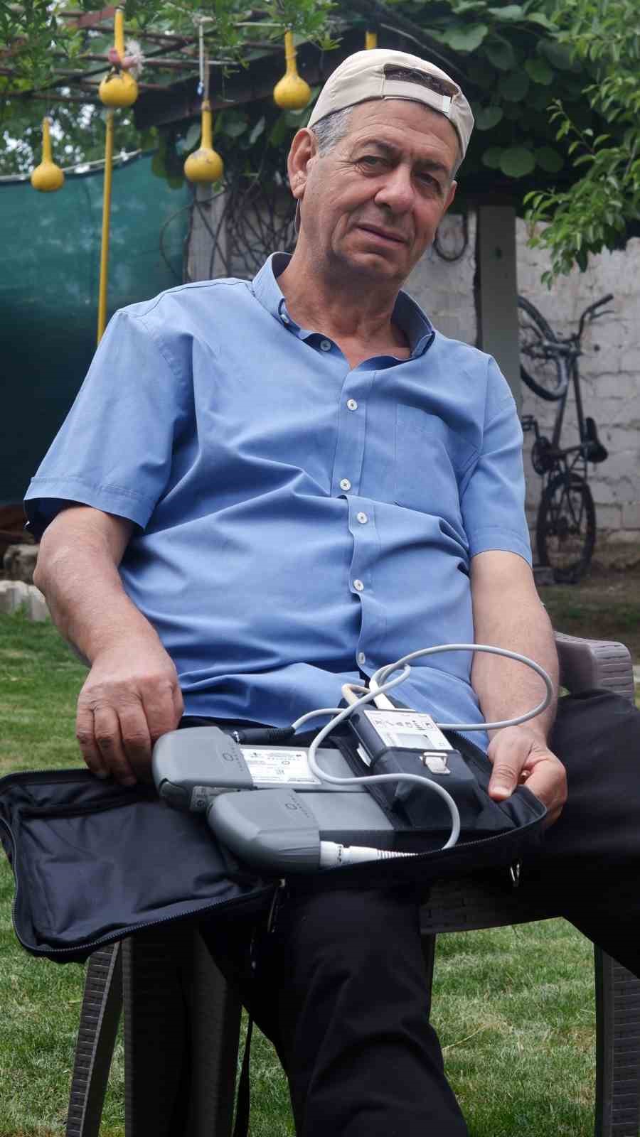 &Ccedil;antasında taşıdığı yapay kalp cihazıyla hayatını s&uuml;rd&uuml;r&uuml;yor
