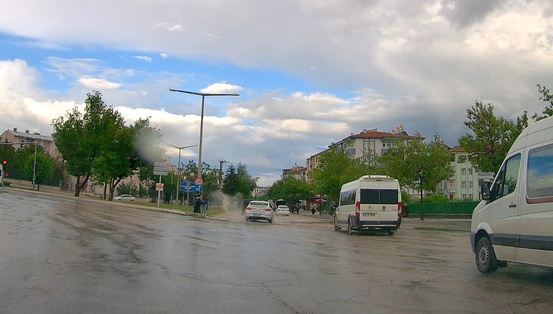 Kaldırımda bekleyen öğrenciler, aracın su sıçratması ile sırılsıklam oldu
