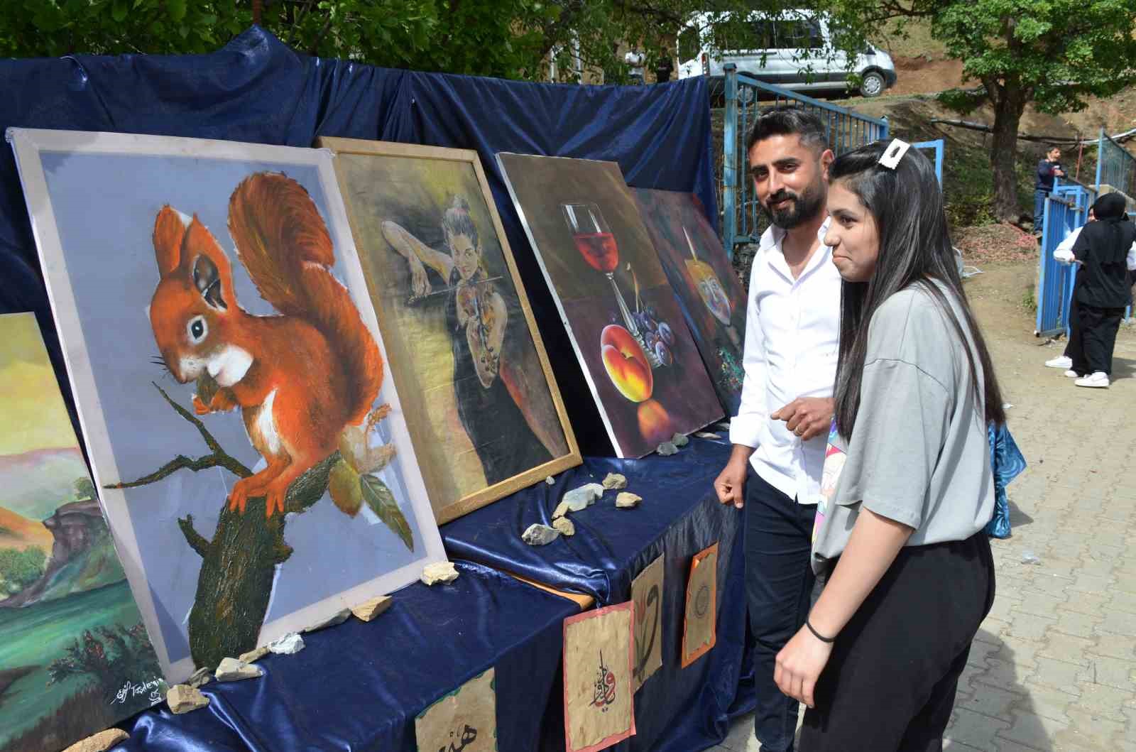 Ressam çift resimlerini köy meydanında sergiledi
