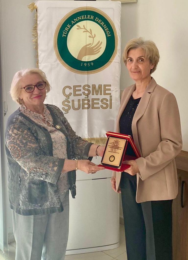 T&uuml;rk Anneler Derneği &Ccedil;eşme Şubesi&rsquo;nden şehit annesine plaket
