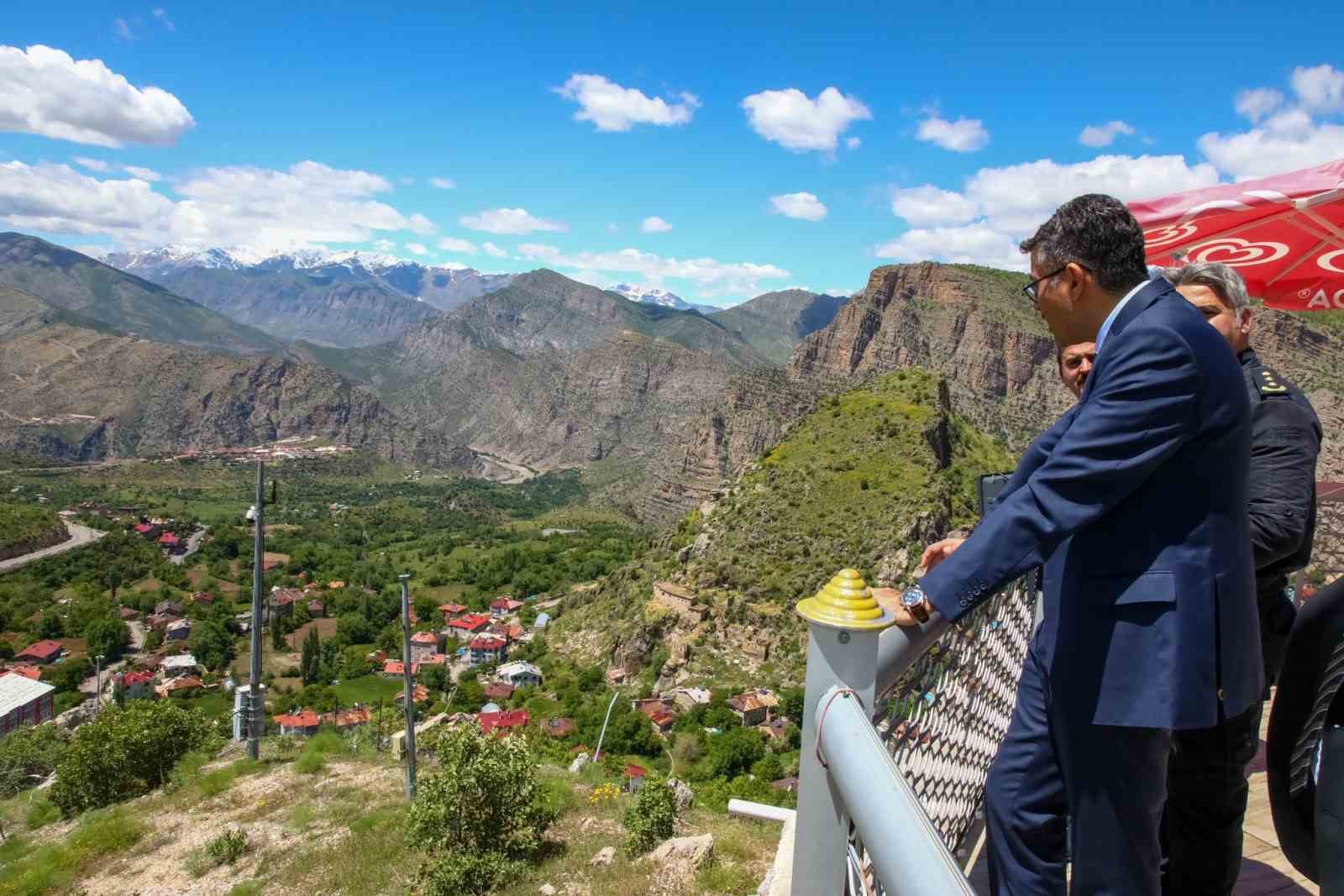 Vali Çelik, Çukurca’ya hayran kaldı