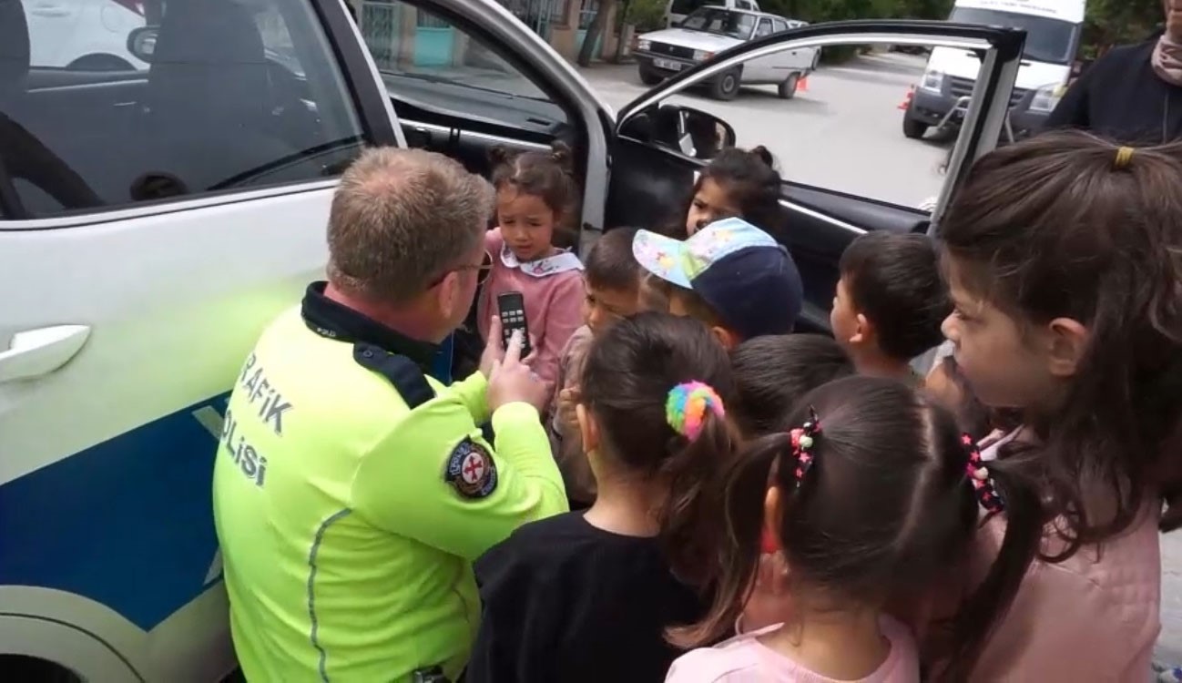 Minik &ouml;ğrencilere "Hayatla Yarışılmaz" etkinliği
