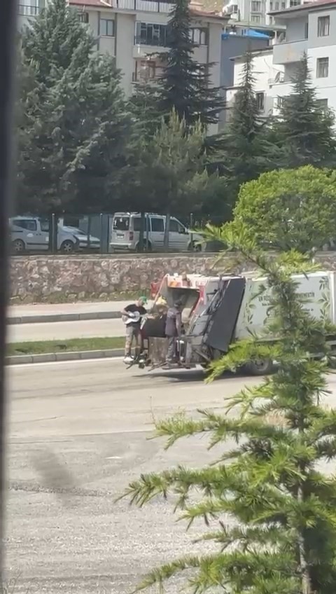 İşini aşkla yapan çöpçüden ’Rock yıldızını’ aratmayacak görüntü