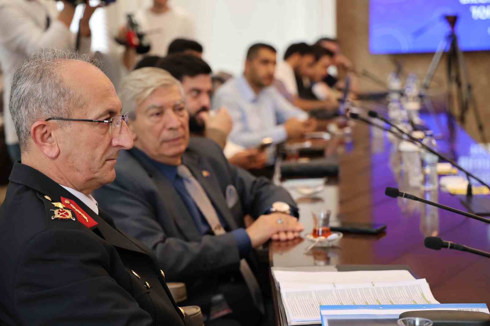 İzmir Valisi Elban: "Kentte 13 su&ccedil; &ouml;rg&uuml;t&uuml; &ccedil;&ouml;kertildi"
