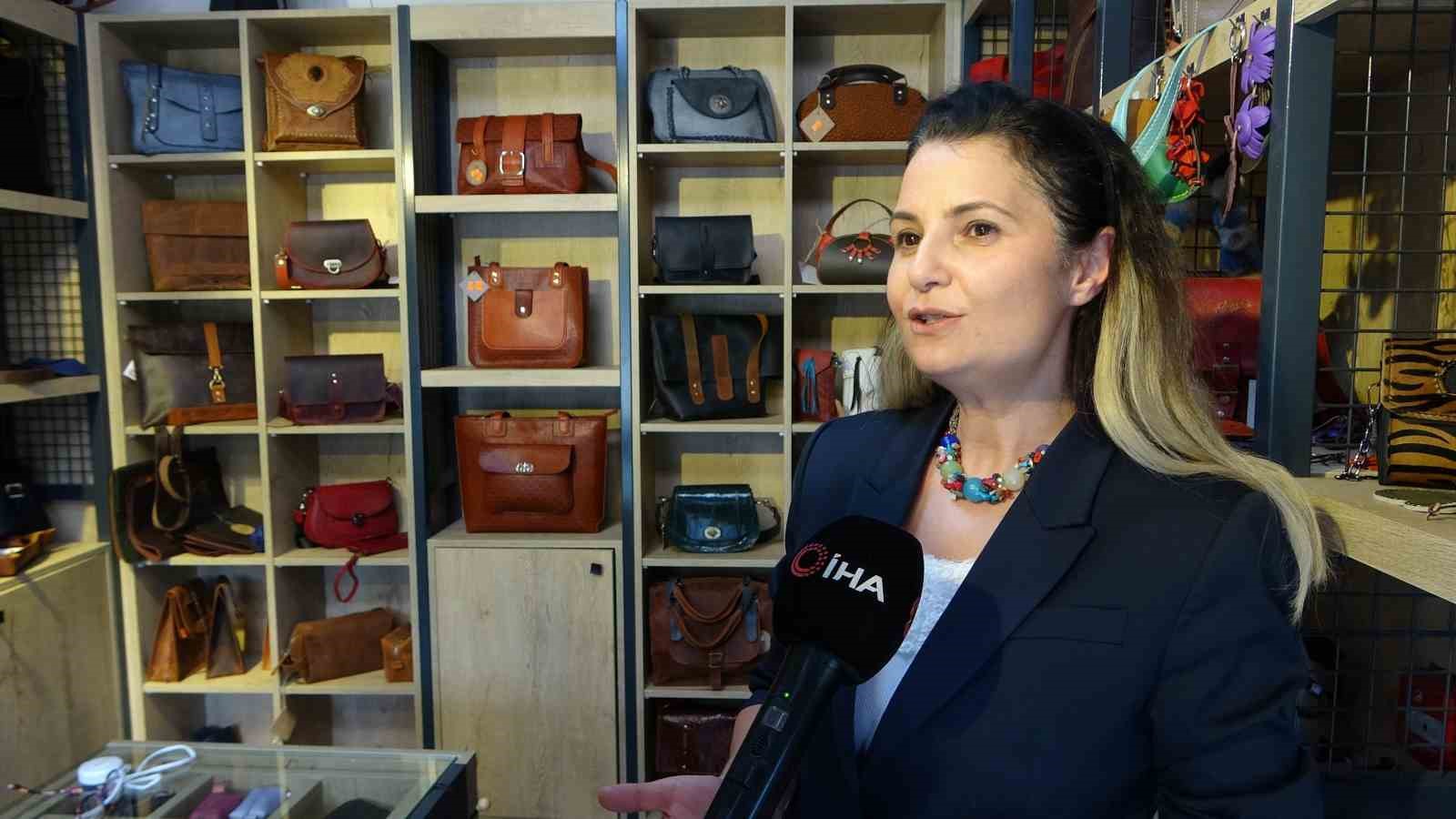 T&uuml;rkiye&rsquo;de yaşayan Alman vatandaş, &lsquo;aile ortamı gibi&rsquo; dediği Pendik Halk Eğitimi Merkezi&rsquo;nde ele emeği &uuml;r&uuml;nler &uuml;retiyor
