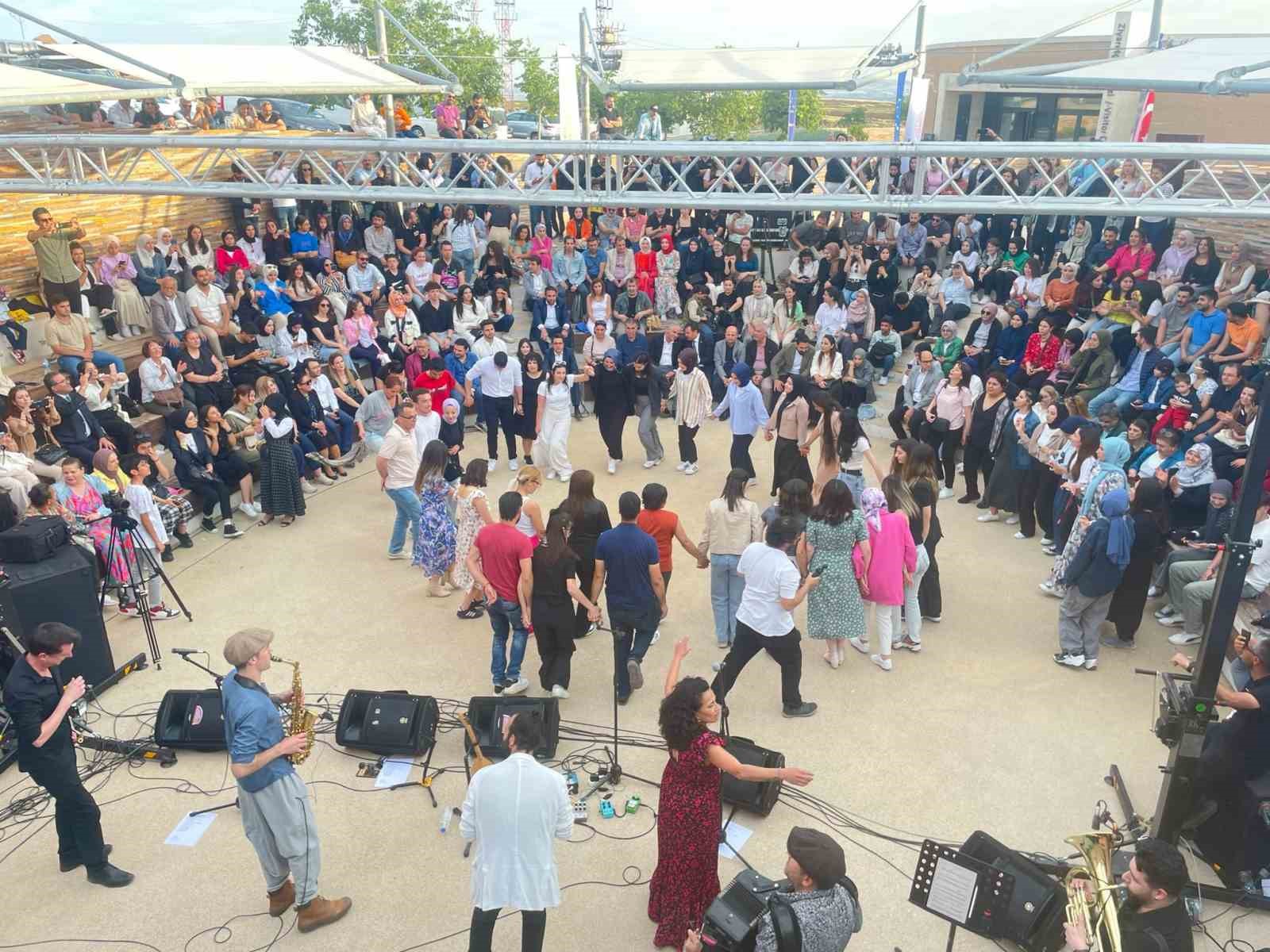 Göbeklitepe’de ziyaretçiler Haidouti Orkestrası eşliğinde halay çekerek eğlendi
