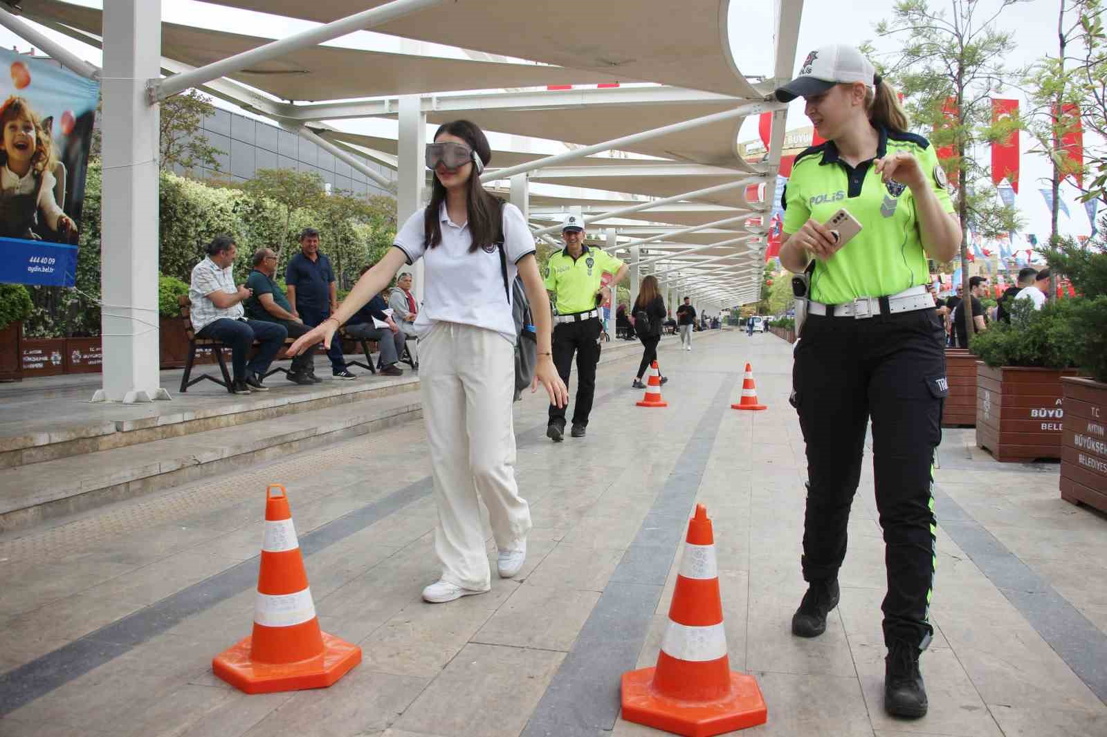 Aydın’da trafik ekipleri vatandaşlara ’hayatla yarışılmaz’ diyerek uyardı
