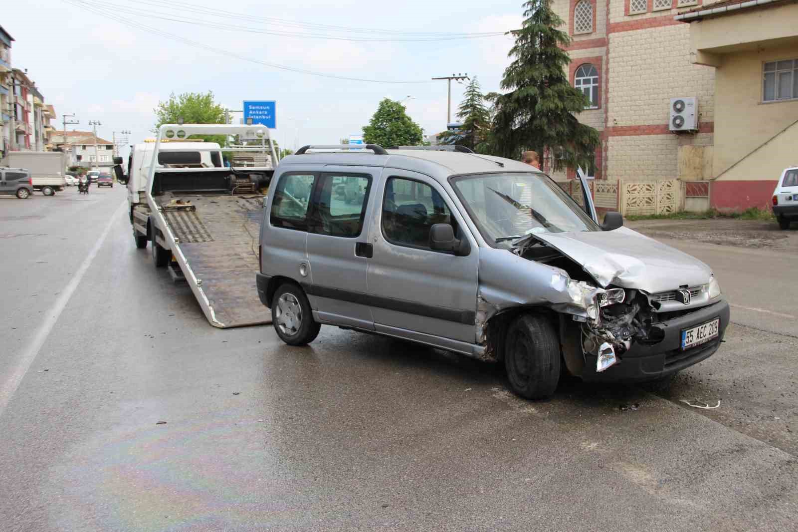 Hafif ticari araç patpata çarptı: 1 yaralı
