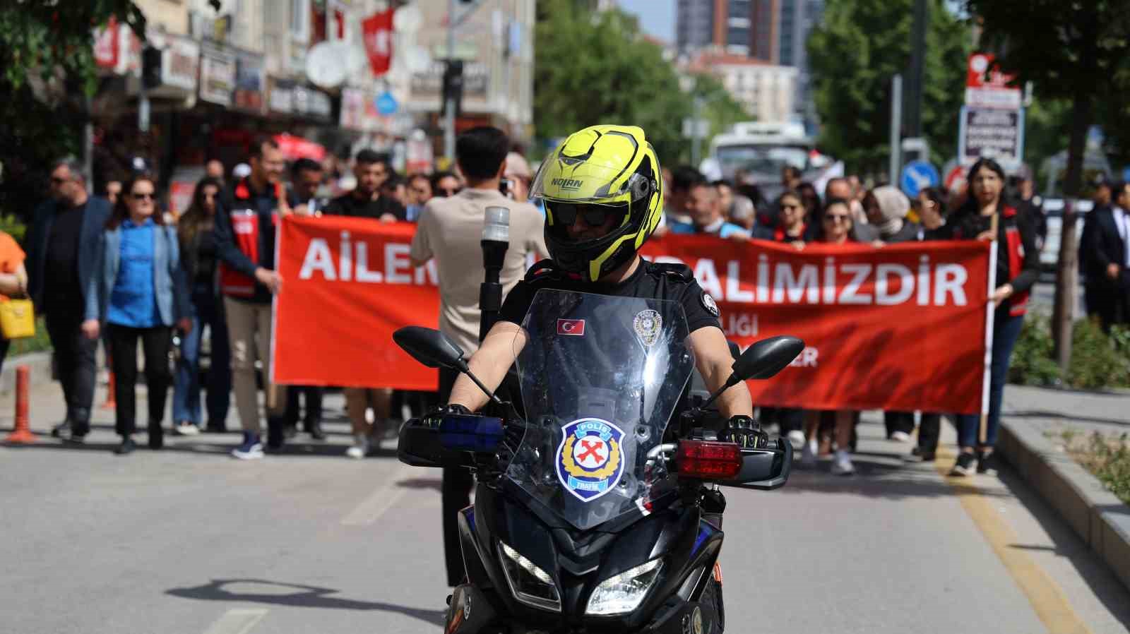 Özel bireylerin ’Sessiz Yürüşü’ne polis de destek oldu