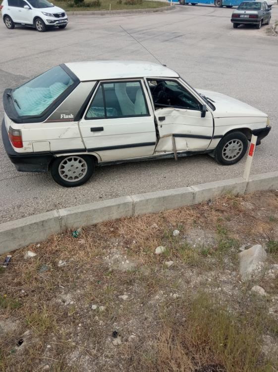Burdur&rsquo;da seyir halindeki motosiklet kavşağa kontrols&uuml;z giren otomobile &ccedil;arptı, 2 yaralı
