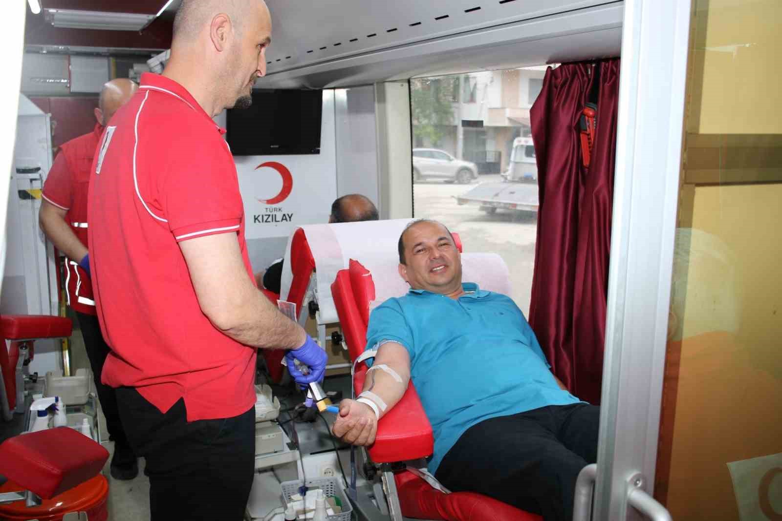 Kan bağışına kampanyasına öğrencilerden destek
