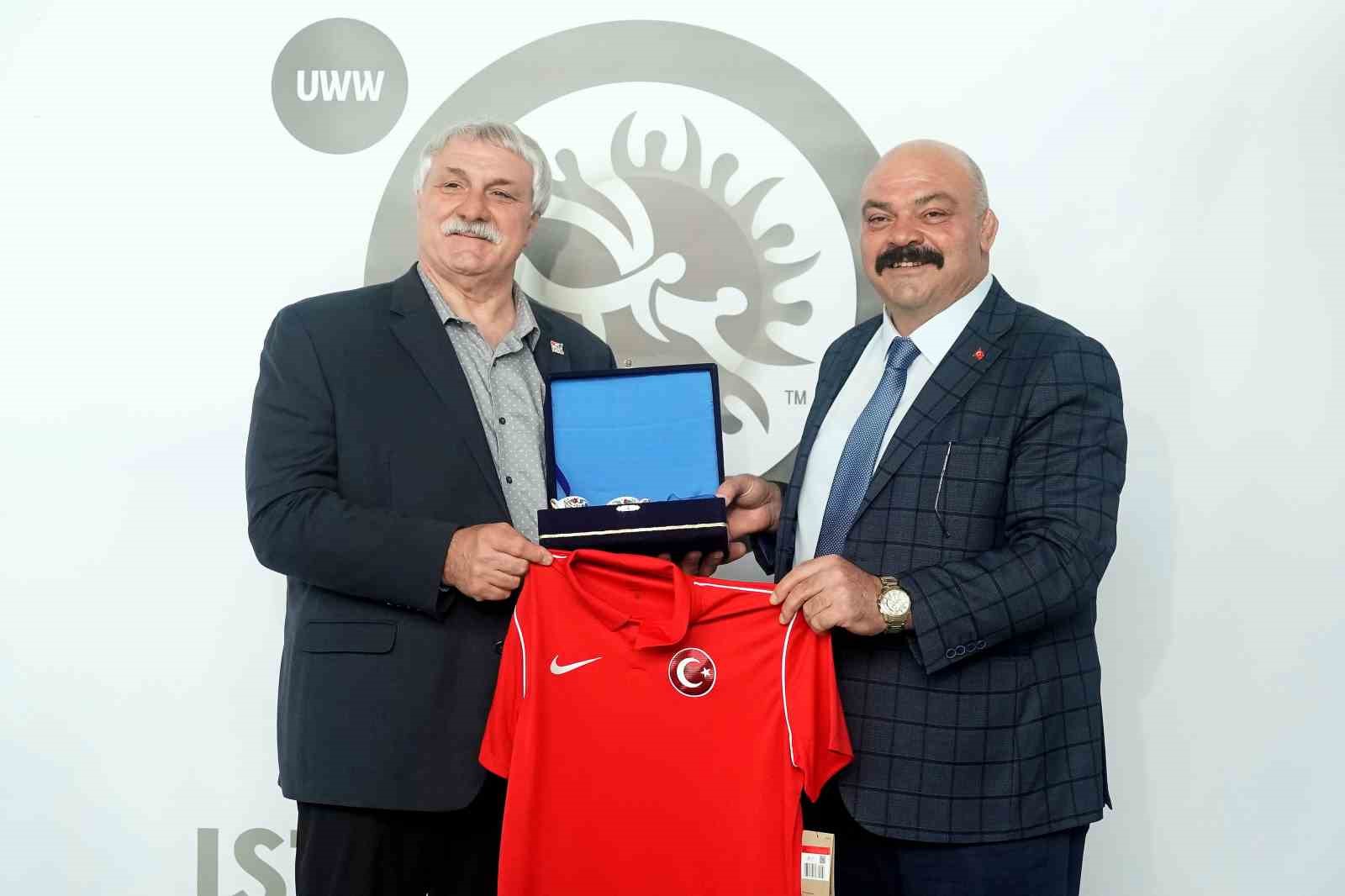 Efsane g&uuml;reş&ccedil;iler Mahmut Demir ile Baumgartner, 30 yıl sonra yeniden İstanbul&rsquo;da buluştu
