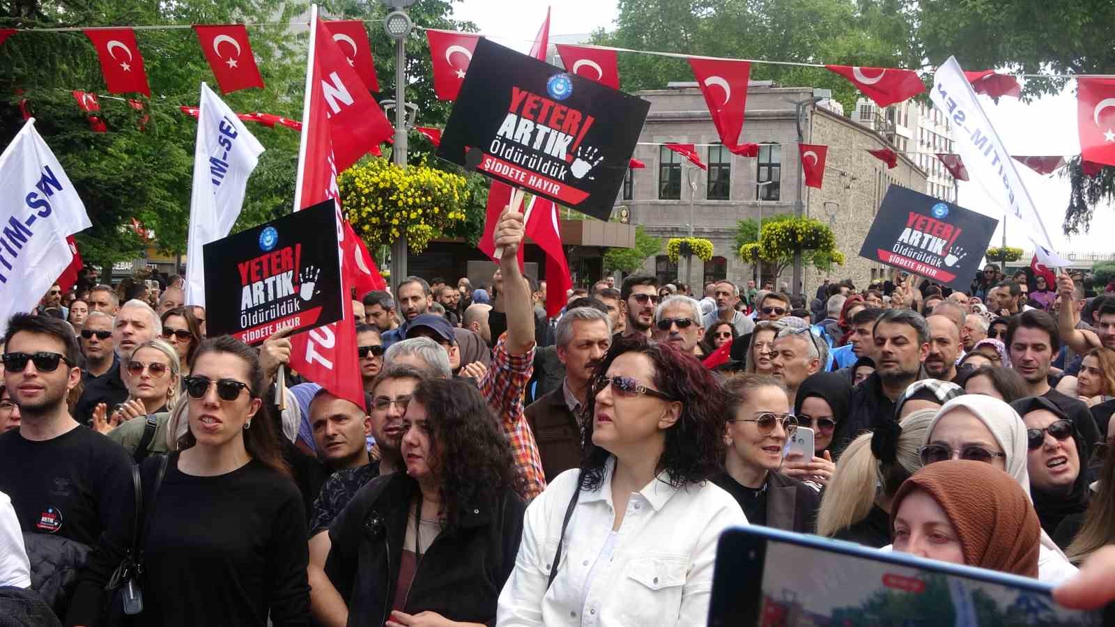 Trabzon’da öğretmenler şiddete karşı "hayır" dedi
