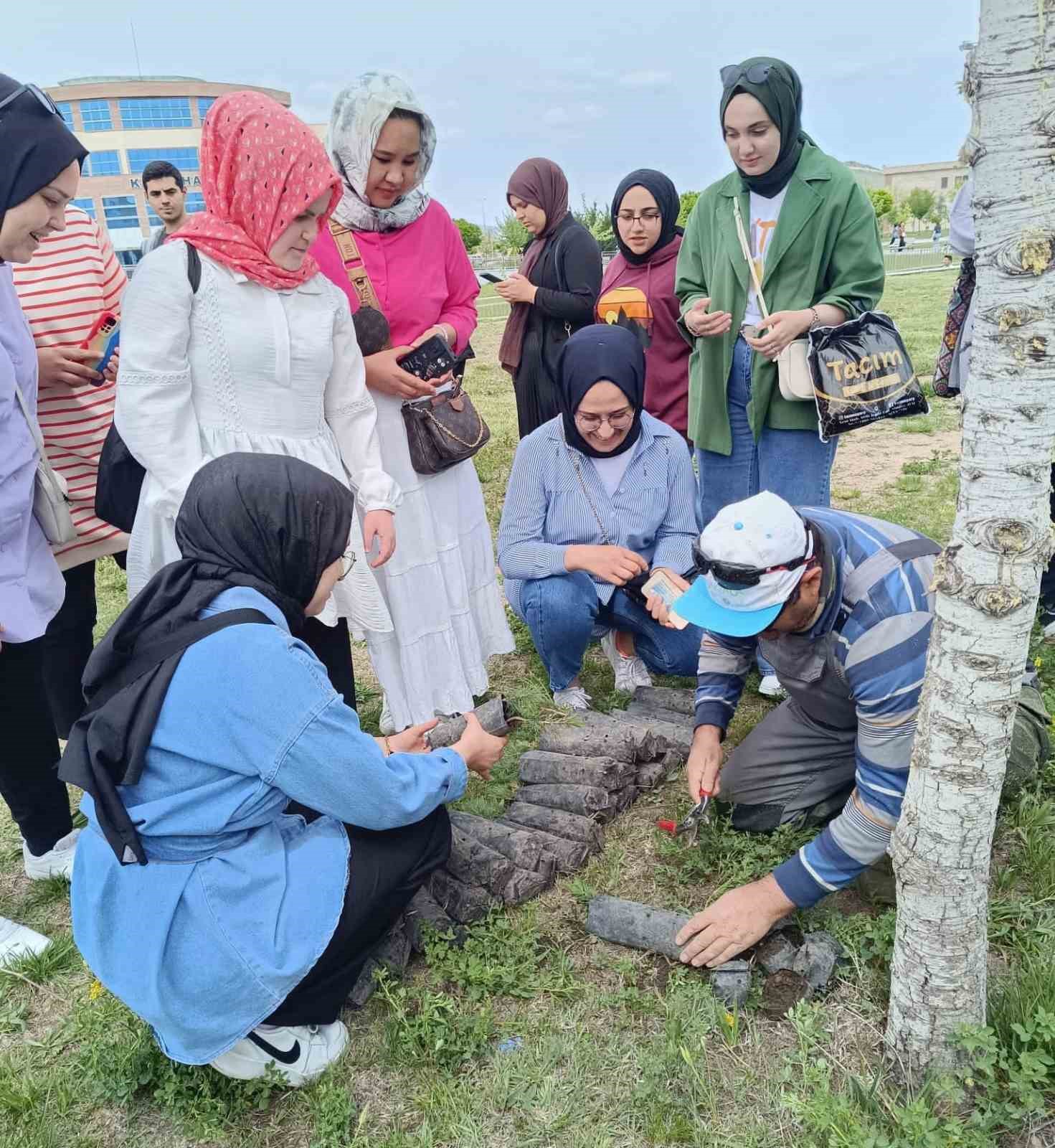 Öğrenciler hem fidan dikti, hem de çevreyi temizledi
