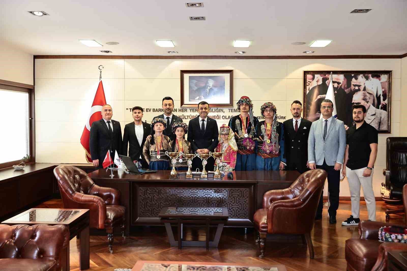 Başkan Çavuşoğlu’na halk oyunları şampiyonlarını ağırladı
