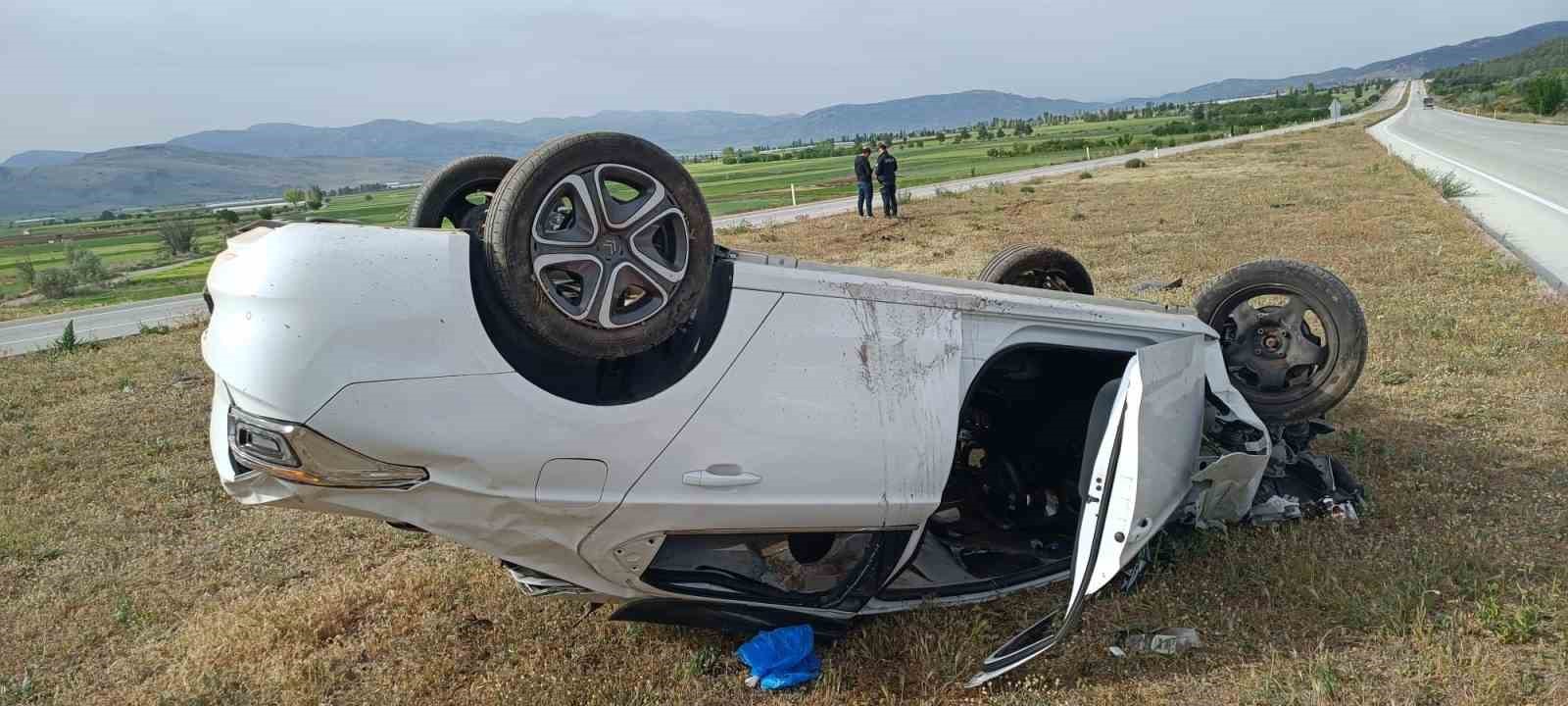 Burdur-Fethiye kara yolunda kontrolden &ccedil;ıkan otomobil takla attı: 1&rsquo;i &ccedil;ocuk 3 yaralı
