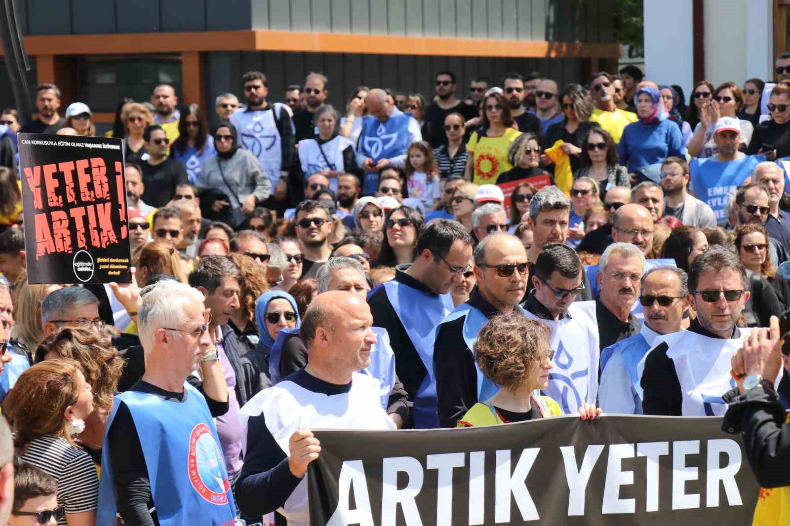 Bolu’da yüzlerce öğretmen, öldürülen meslektaşı için yürüyüş yaptı
