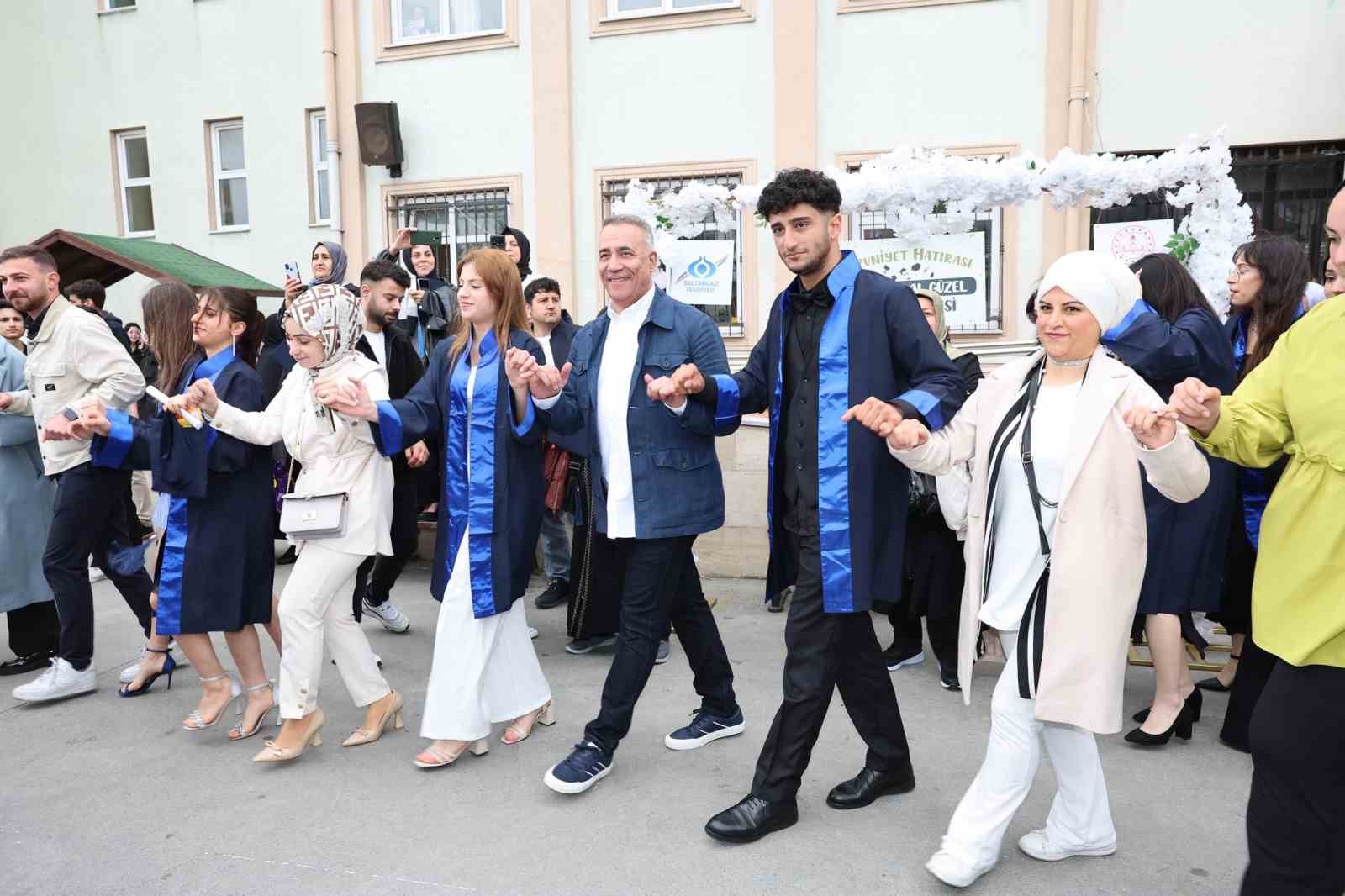 Sultangazi Belediyesi Gençlerin mezuniyet mutluluğuna ortak oluyor
