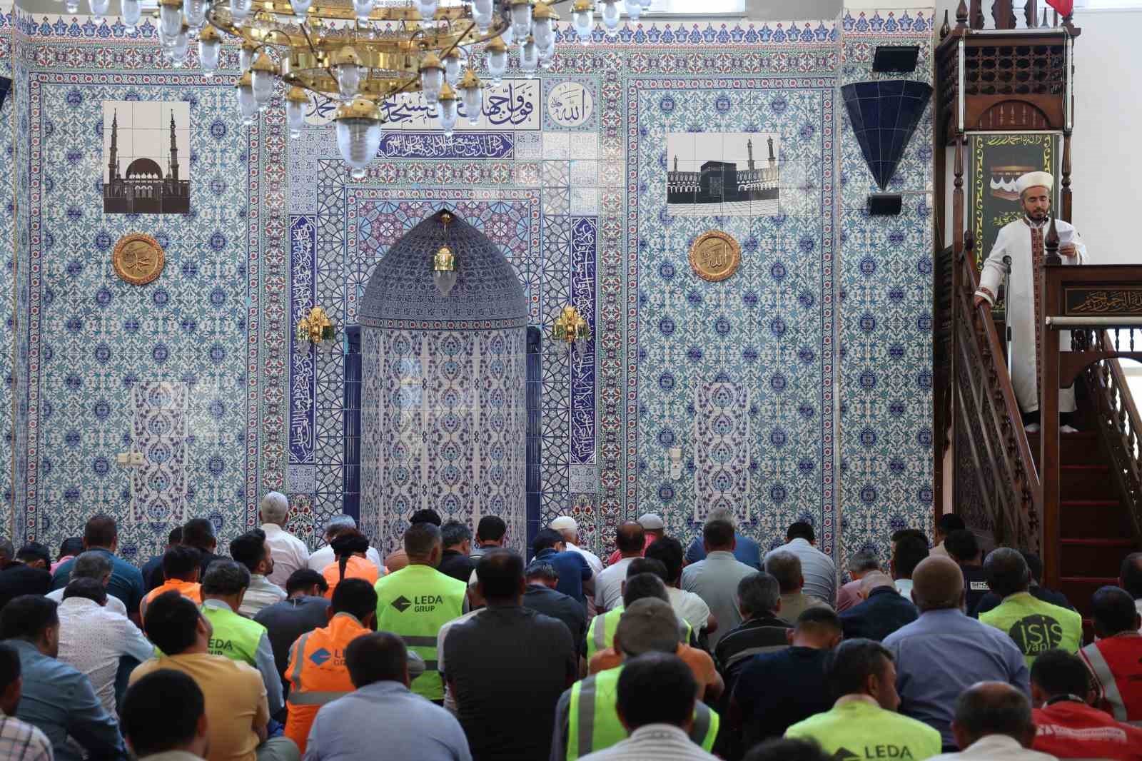 Ayakta kalan cami iş&ccedil;ilerin ibadet yeri oldu
