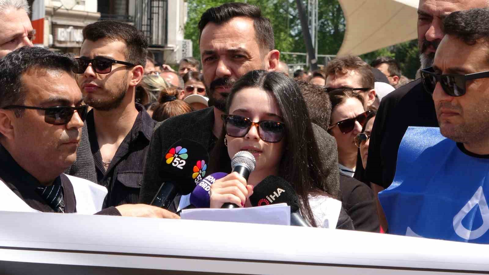 Okul m&uuml;d&uuml;r&uuml;n&uuml;n &ouml;ld&uuml;r&uuml;lmesine Ordu&rsquo;daki &ouml;ğretmenlerden tepki
