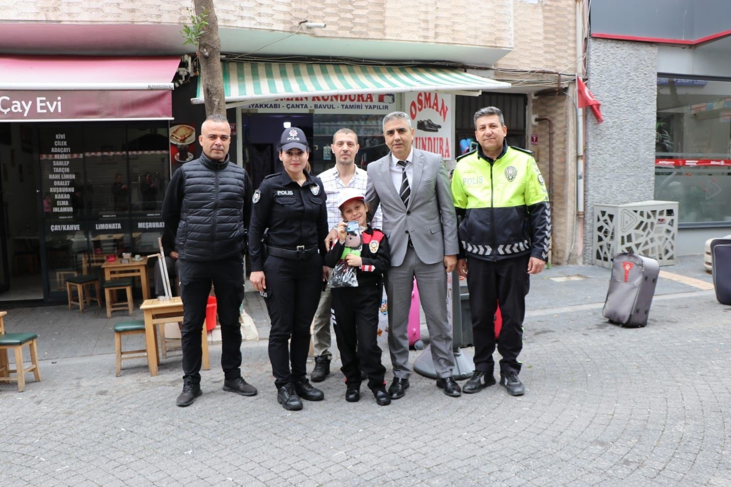 S&uuml;r&uuml;c&uuml;lere emniyet kemeri taktıran 9 yaşındaki Elif artık fahri trafik dedektifi
