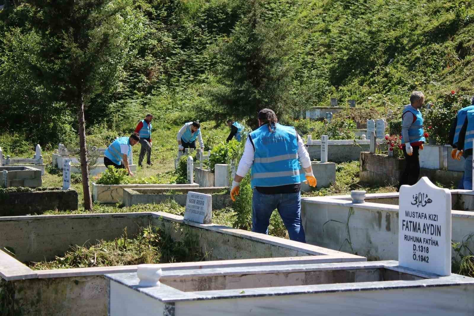 Cezalarını camileri ve mezarlıkları temizleyerek çekiyorlar
