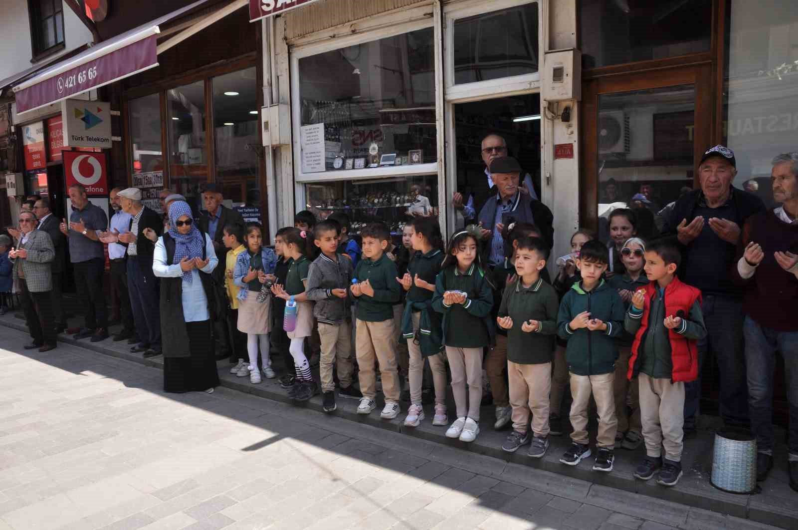 Cuma  günleri yapılan esnaf duasına 2’nci sınıf öğrencileri de katıldı
