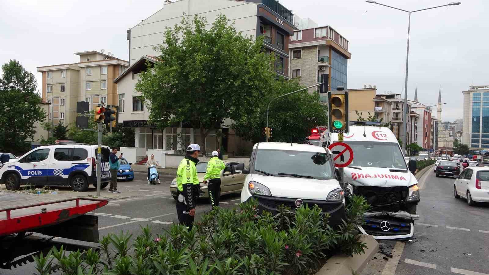 Kartal’da ambulans ile hafif ticari araç çarpıştı: 4 yaralı
