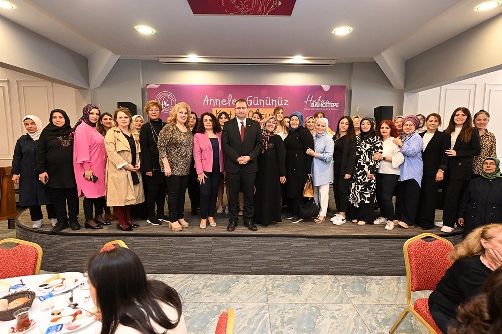 Gaziosmanpaşa Belediye Başkanı Bahçetepe kadın çalışanların Anneler Günü’nü kutladı
