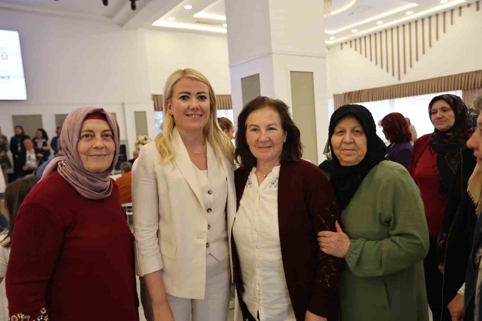 Merkezefendi Alzheimer Yaşam Merkezi’ndeki büyüklerin Anneler Günü kutlandı