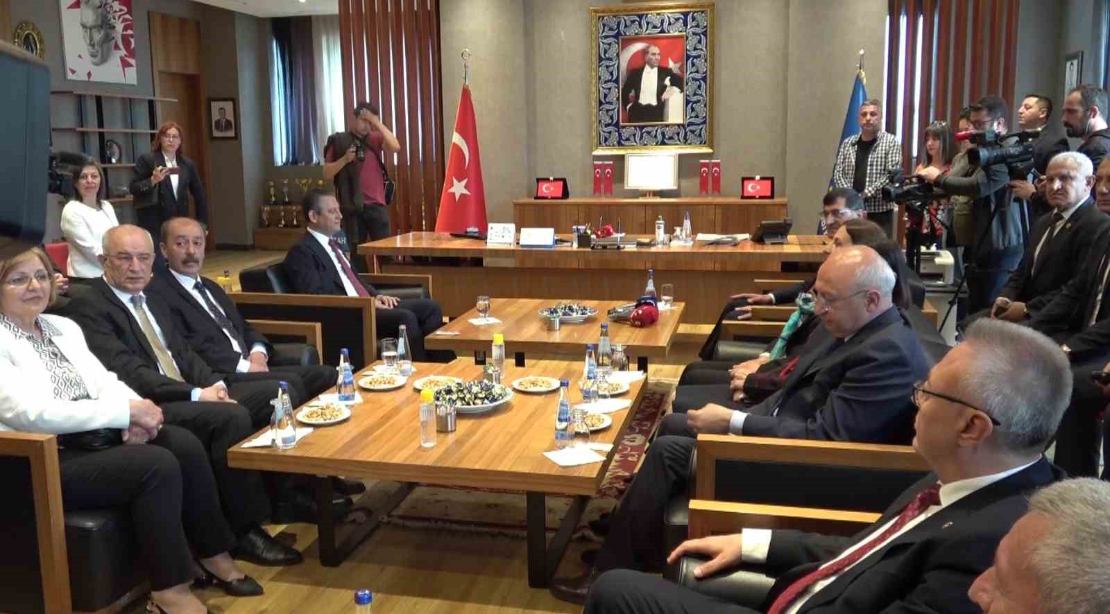 CHP Genel Başkanı &Ouml;zel&rsquo;den K&uuml;tahya Belediye Başkanı Kahveci&rsquo;ye tebrik ziyareti
