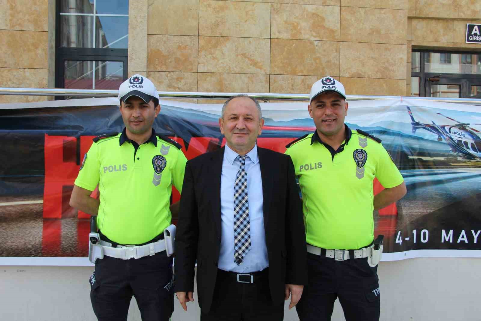 Öğrenci trafik polisi oldu, yayalara yol vermeyen sürücüye ceza kesti
