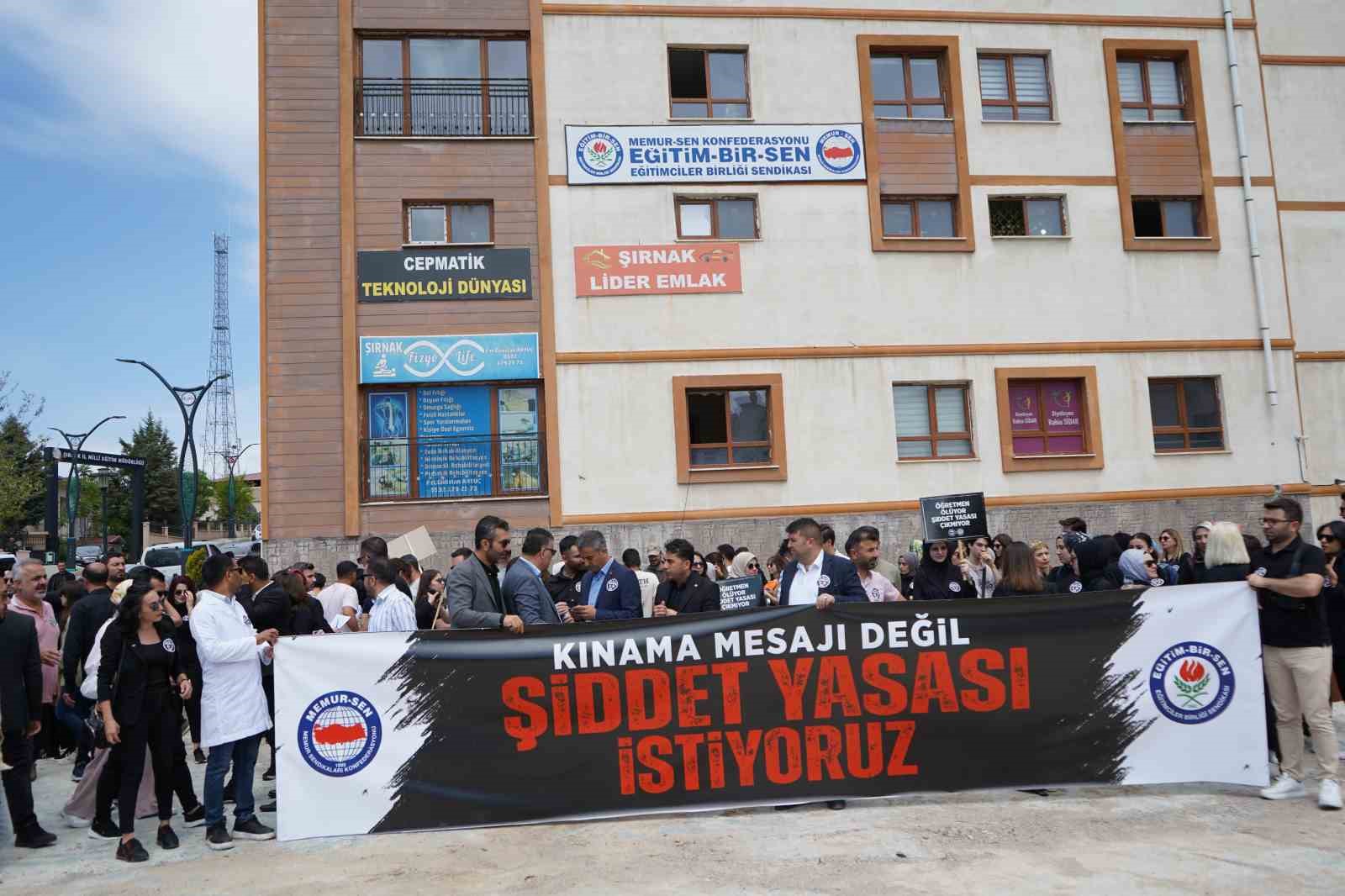 Şırnak’ta öğretmenler siyah elbiseler ile eğitimde şiddet olaylarını kınadı
