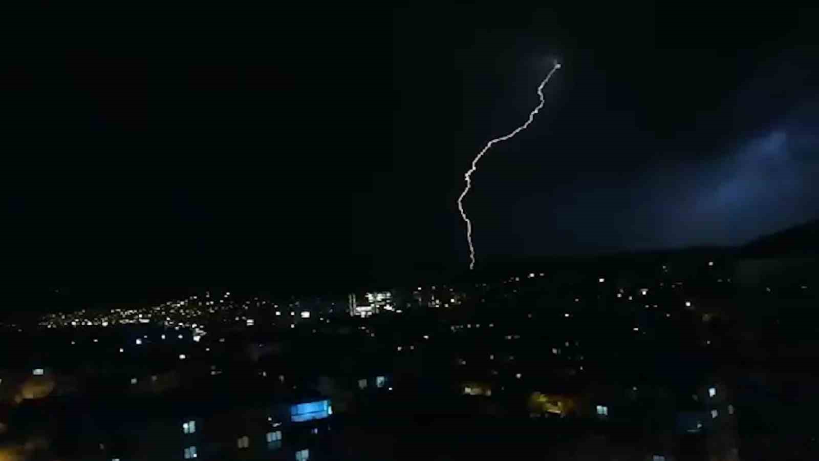 Kırıkkale&rsquo;de şimşekler g&ouml;rsel ş&ouml;len oluşturdu
