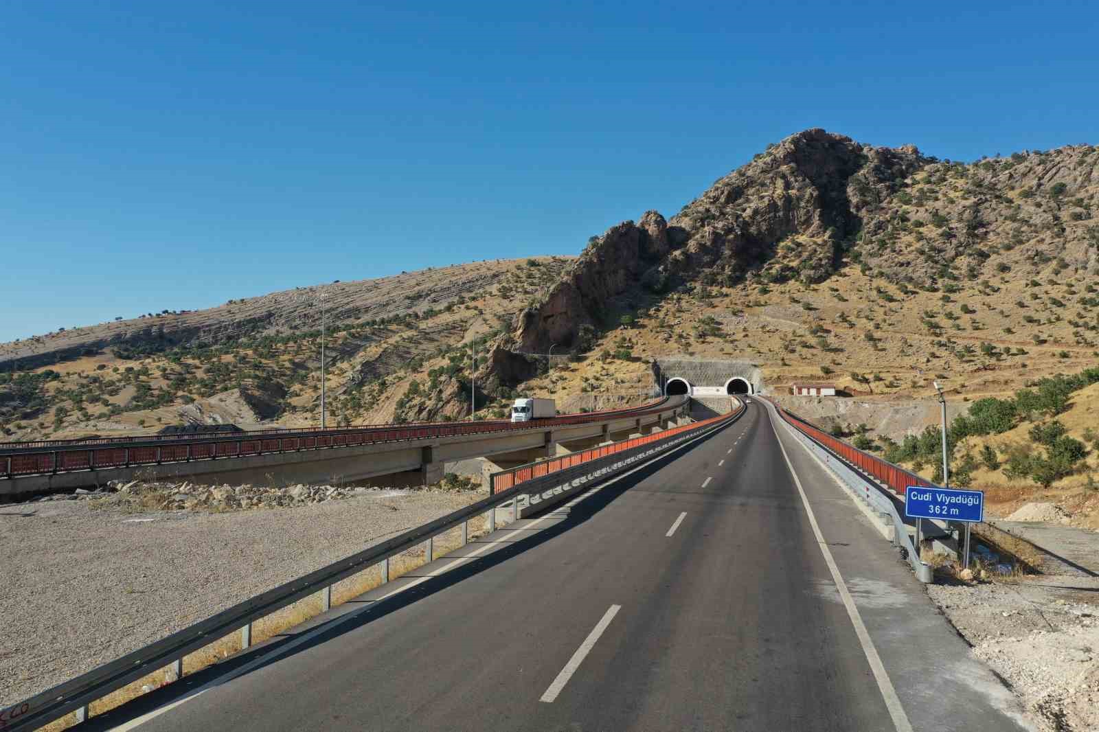 Şırnak-Cizre yolu trafiğe kapatıldı
