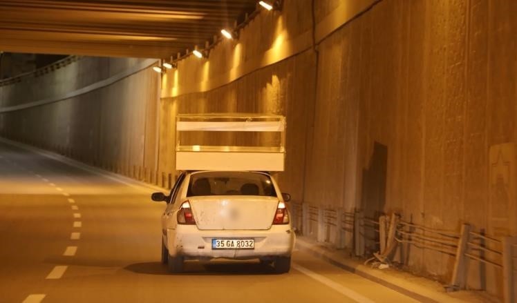 Aracın tavanına koli bandıyla yapıştırdığı dolapla trafikte b&ouml;yle seyretti
