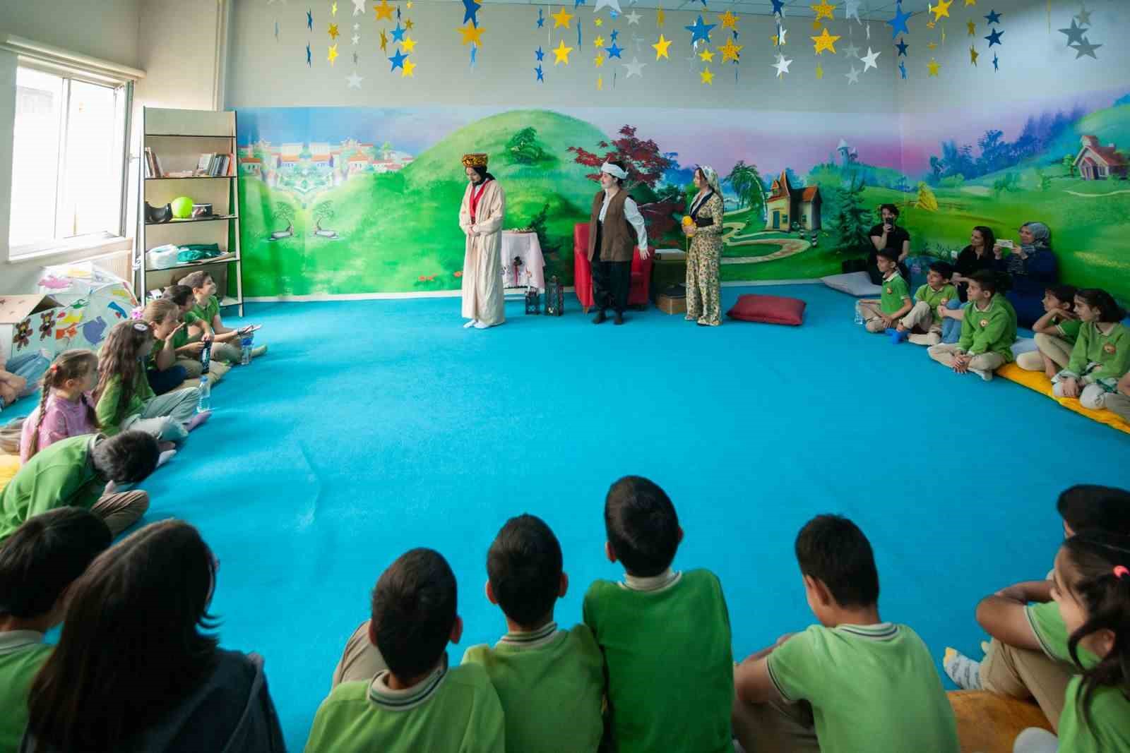 T&uuml;rkiye&rsquo;de &ccedil;ok fazla eşi bulunmayan bu sınıfta minik &ouml;ğrencilere masal anlatılıyor
