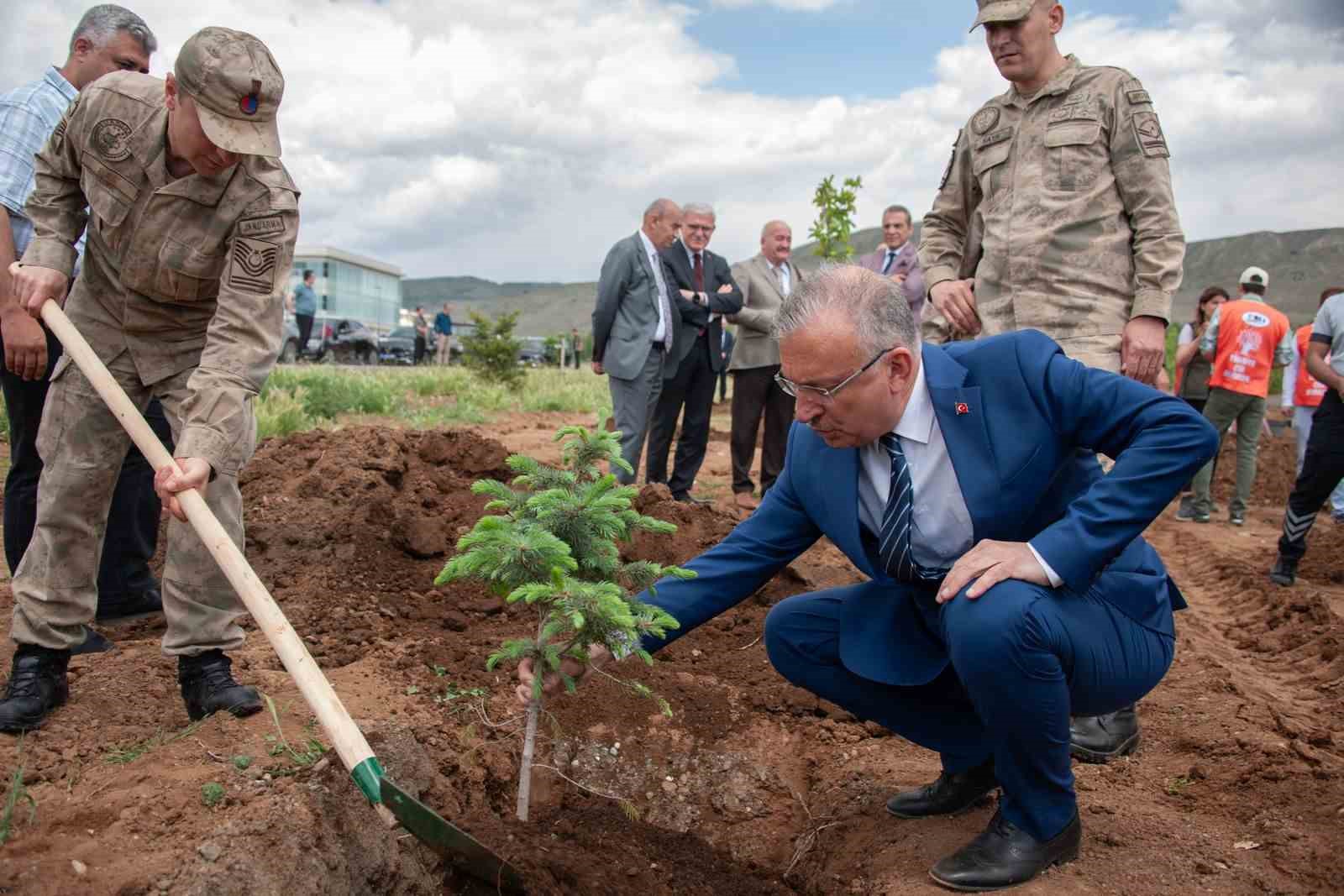 Jandarmadan üniversitede fidan dikimi etkinliği
