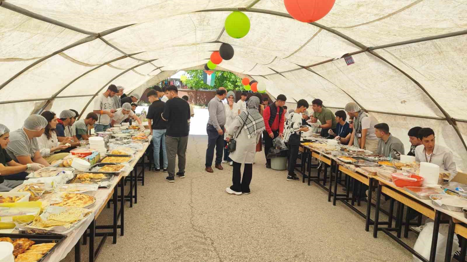 Kahta’daki lise öğrencileri Gazze yararına yardım organizasyonu düzenledi